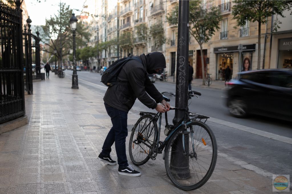 Photo of a bike being stolen